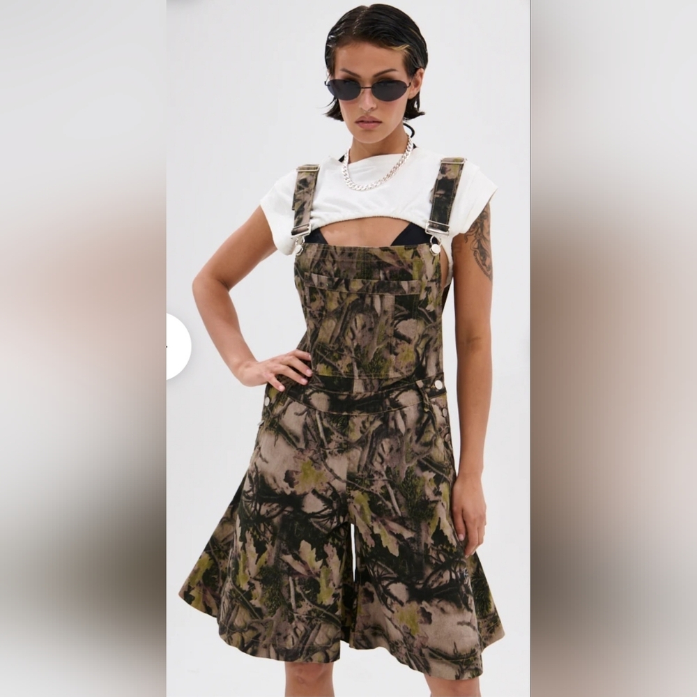 Sold Out AKIRA Carmine Oversized Camouflage Overalls Shorts Shortalls SZ LG - Picture 5 of 9